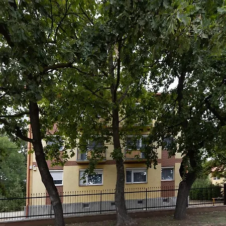 Angolkert Panzio Teglas